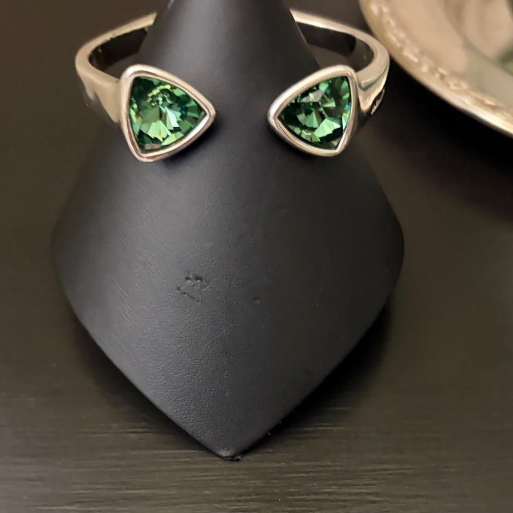 REDUCED 💚NWOT Stunning Silver Cuff bracelet with Green Gemstone - Picture 6 of 10